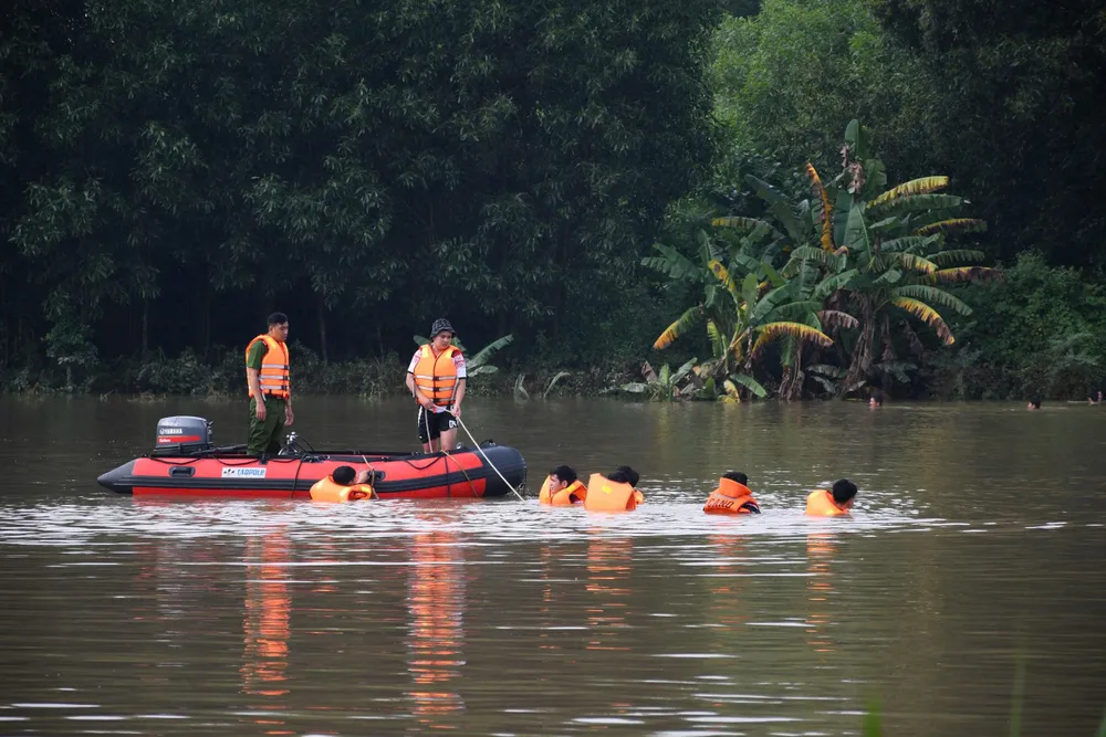 Lực lượng chức năng tìm kiếm nạn nhân bị lũ cuốn khi đi làm về Lực lượng chức năng tìm kiếm nạn nhân bị lũ cuốn khi đi làm về