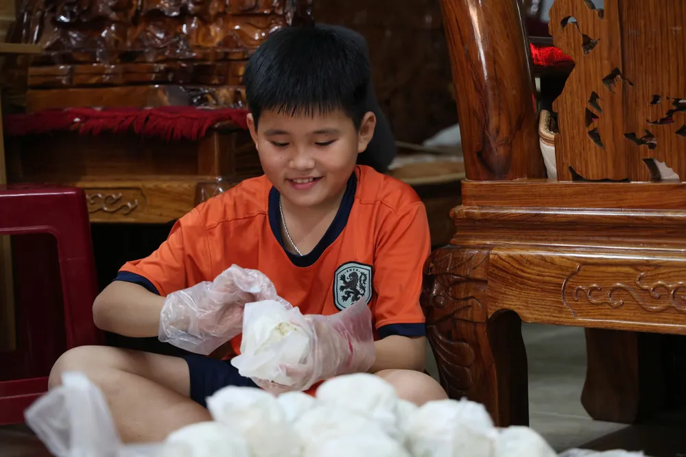 Em nhỏ cũng tham gia phụ giúp 8b6be643b2f43faa66e5.jpg