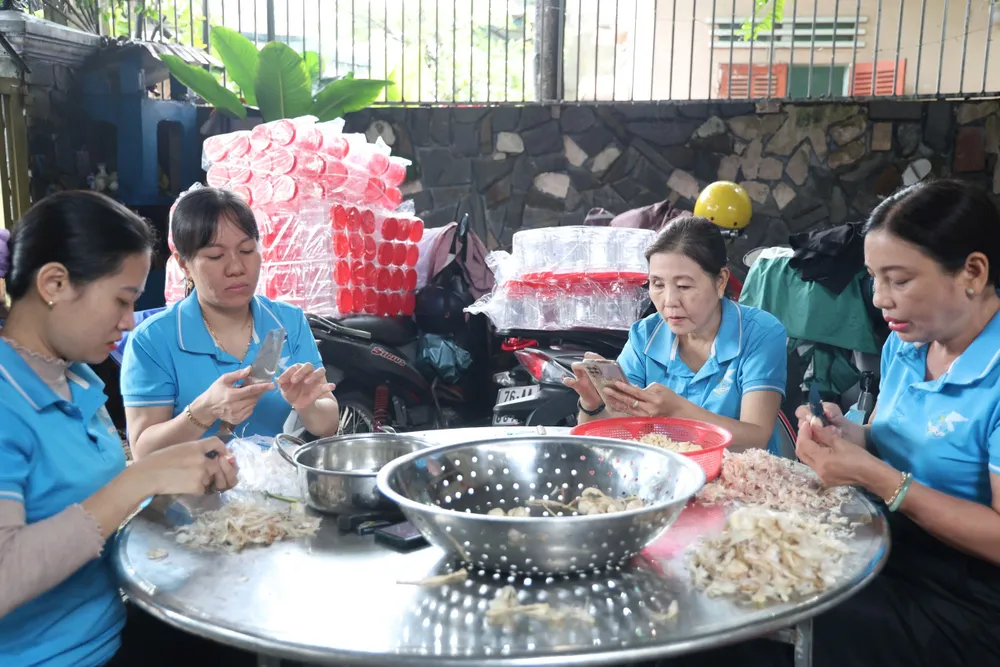 Các chị em trong Hội Phụ nữ của phường Cẩm Thành cũng đến giúp đỡ hỗ trợ (2).jpg