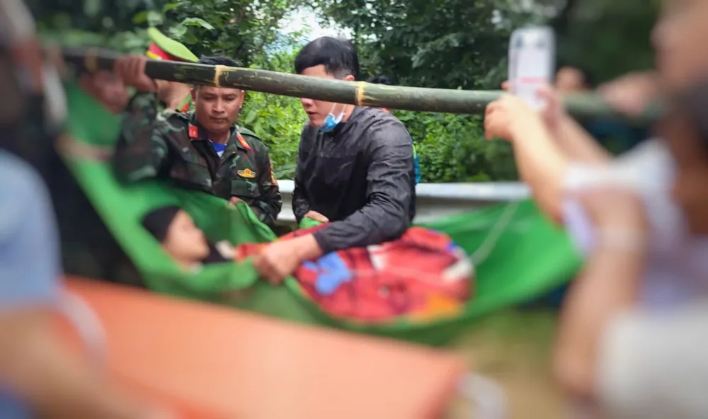 Sản phụ được khiêng bằng võng sản phụ (2).jpg