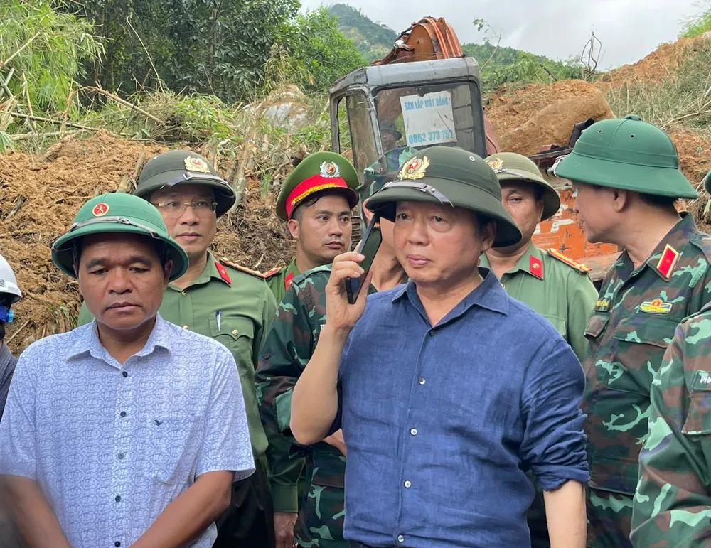 Phó Thủ tướng Trần Hồng Hà hỏi thăm tình hình người dân vùng cô lập trần hồng hà (2).jpg