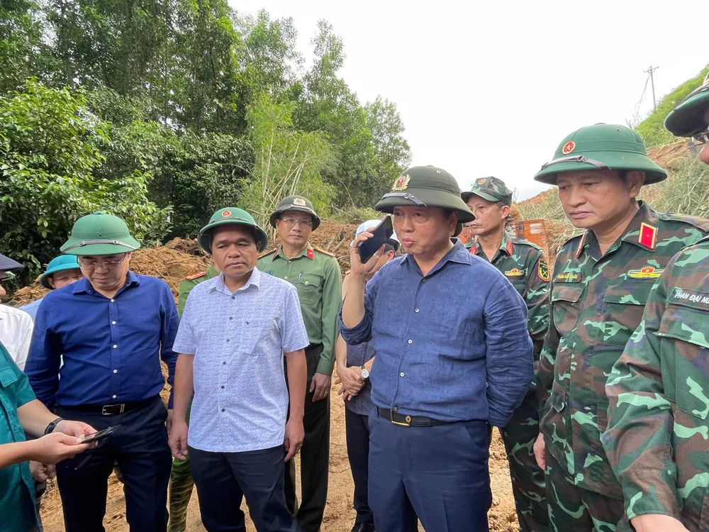 Phó Thủ tướng Trần Hồng Hà liên lạc qua điện thoại thăm hỏi các lực lượng chức năng và người dân trong vùng bị cô lập trần hồng hà (4).jpg