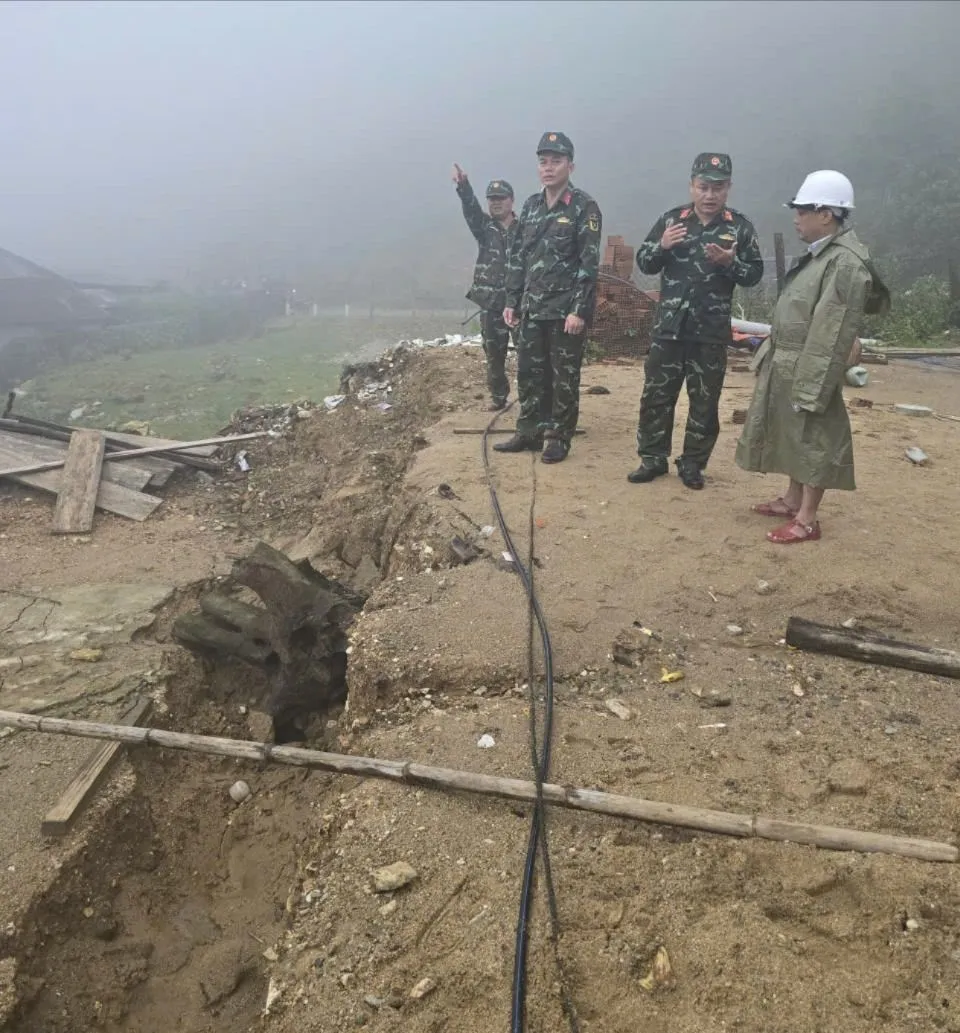 Ban Chỉ huy Phòng thủ khu vực 1 - Sơn Tịnh kiểm tra các khu vực xung quanh vị trí có nguy cơ sạt lở 1374818232760812604.jpg