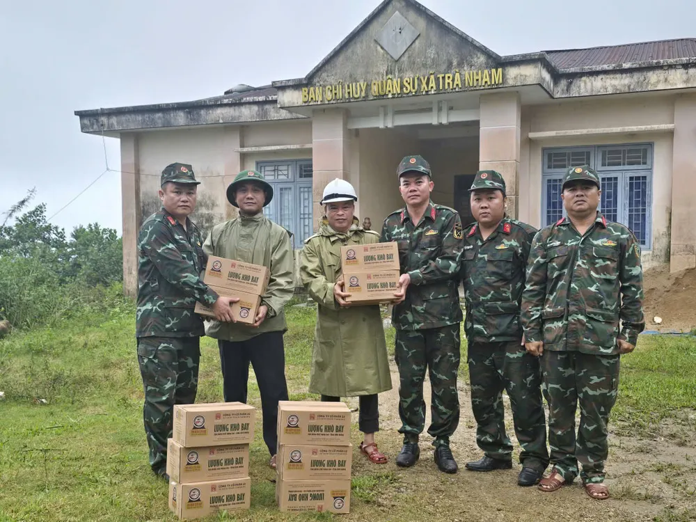 Ban Chỉ huy phòng thủ khu vực 1 - Sơn Tịnh đã tặng 10 thùng lương khô cấp phát cho người dân di dời tặng