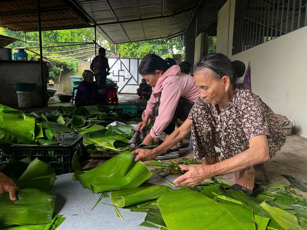 Lá chuối cũng được phụ nữ trong thôn quyên góp. Ảnh: NGUYỄN TRANG bánh chưng (7).jpg