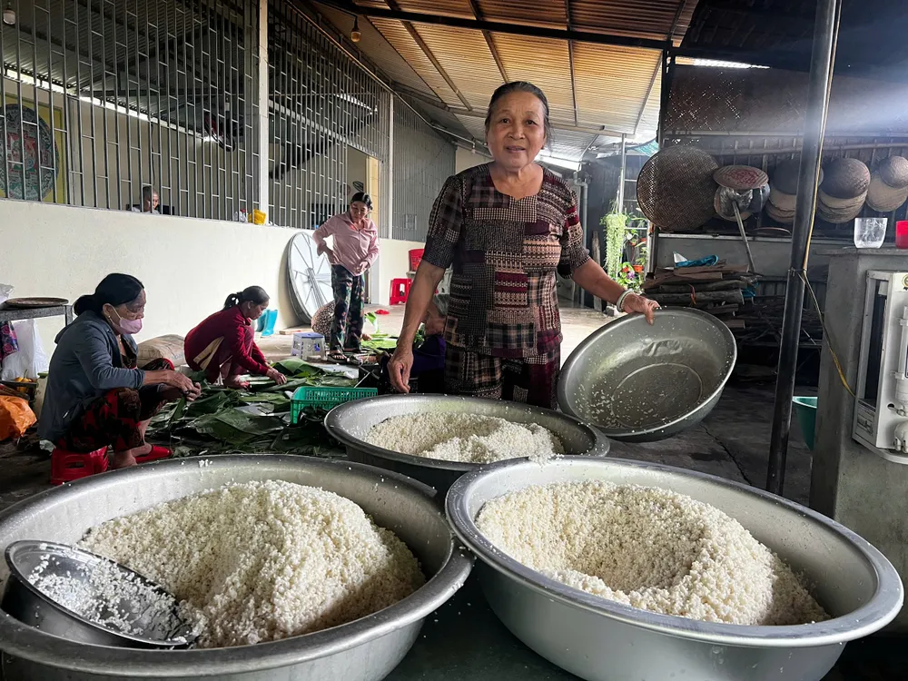 Mỗi người phụ trách một công việc, khẩn trương hoàn thành những chiếc bánh chưng, bánh tét. Ảnh: NGUYỄN TRANG f60686dd6565e83bb174.jpg