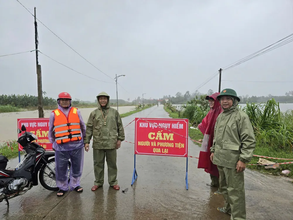 Tuyến ĐT622B, xã Bình Chương, nước tràn qua mặt đường. Ảnh: XÃ BÌNH CHƯƠNG bình chương