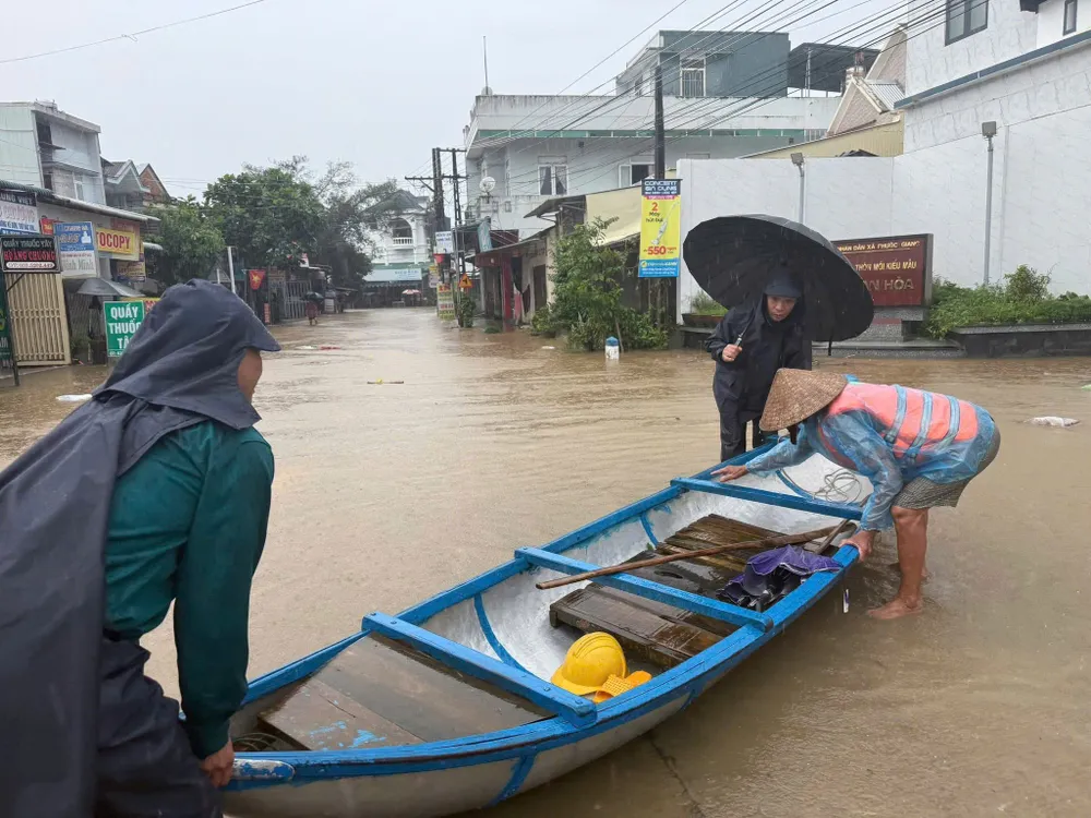 Dùng ghe để vào các khu vực ngập sâu trong sáng 1-11. Ảnh: XÃ PHƯỚC GIANG 2101339984890088246 (1).jpg