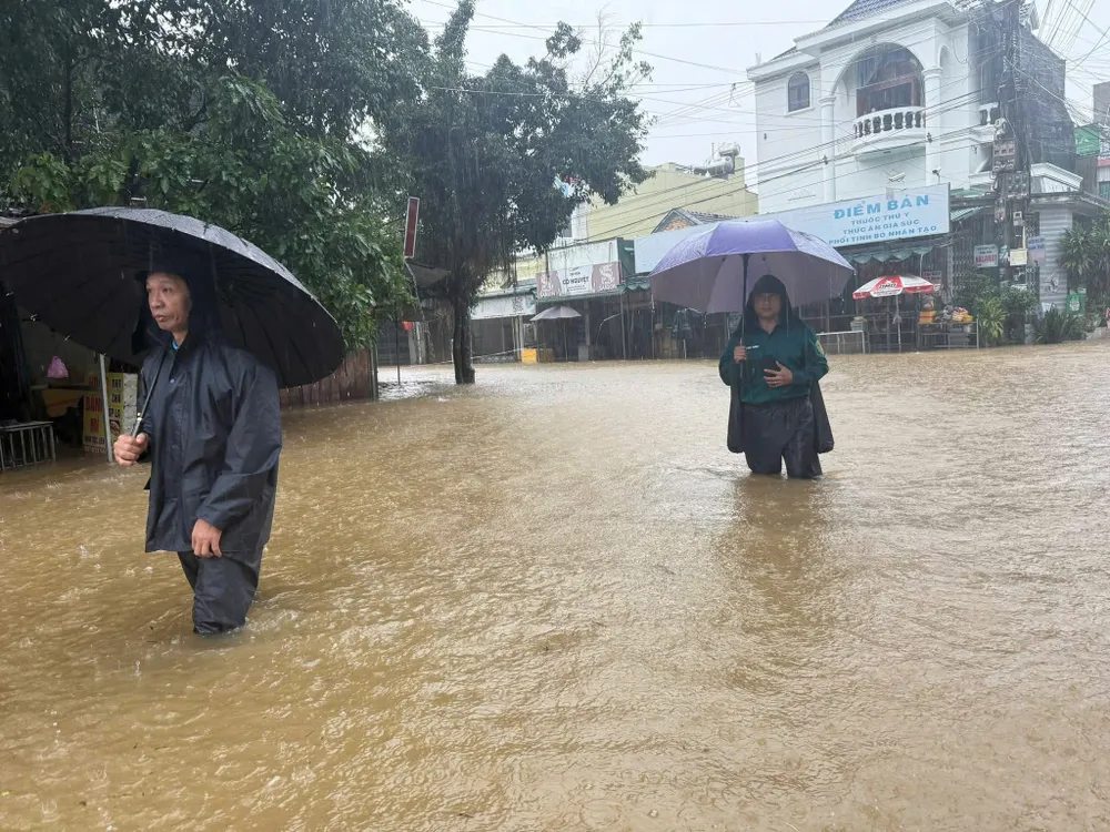 Lãnh đạo xã Phước Giang đã trực tiếp đến kiểm tra công tác phòng, chống lũ tại khu vực chợ phiên và một số nơi trũng thấp trong xã. Ảnh: XÃ PHƯỚC GIANG 431251a7d2e55ebb07f4.jpg