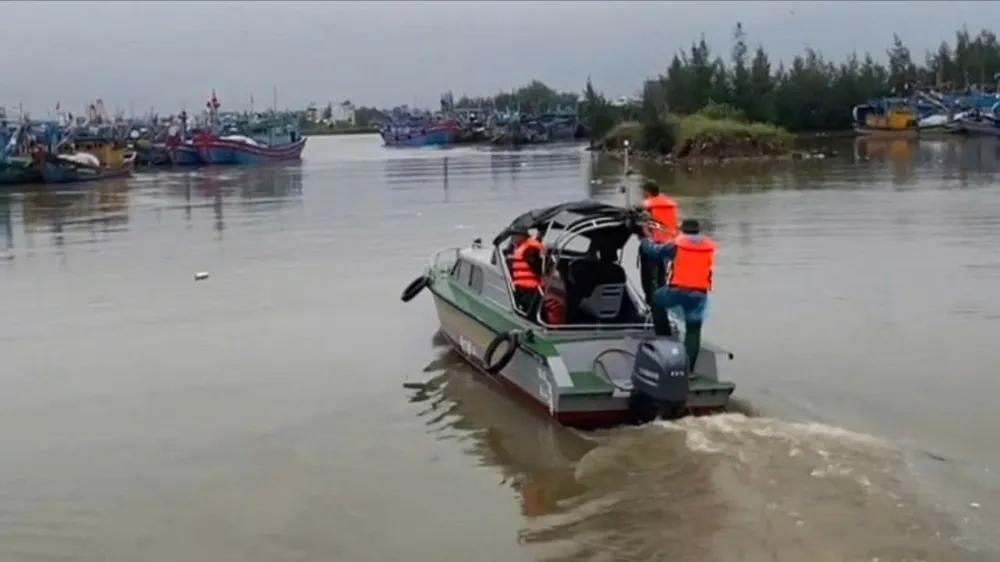 Quảng Ngãi: Đang chạy ghe về cảng, một thanh niên rơi xuống nước, mất tích