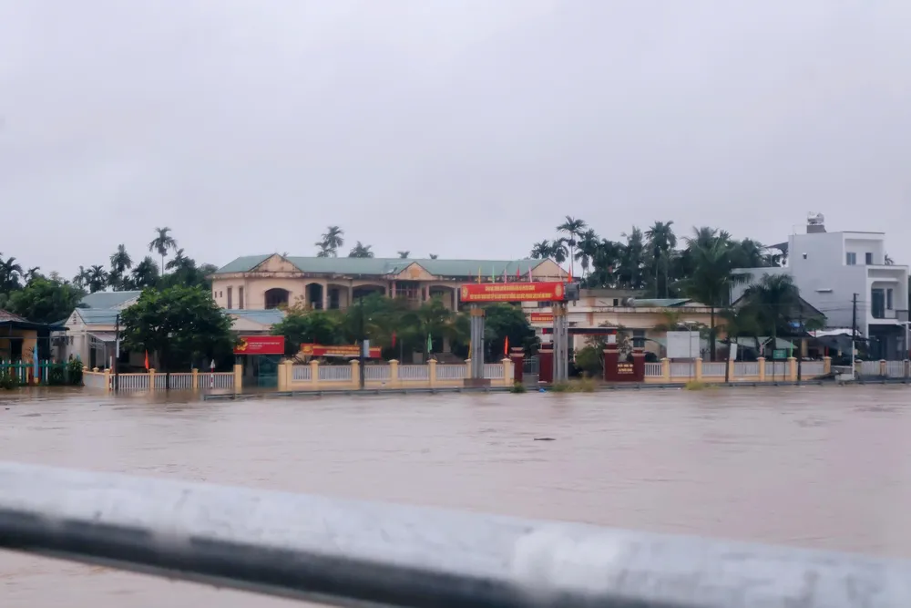 Khu vực trung tâm xã bị ngập hoàn toàn. Ảnh: XÃ PHƯỚC GIANG phước giang (12).jpg