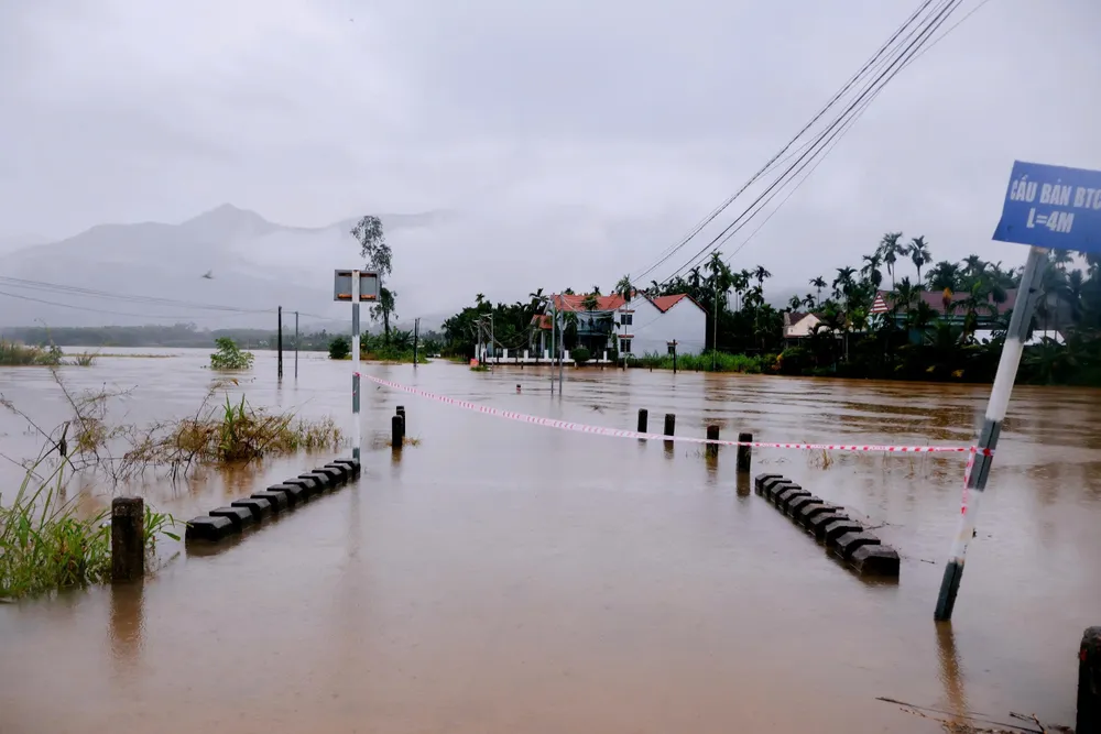 Lũ ngập các khu dân cư ven sông trong sáng 1-11. Ảnh: XÃ PHƯỚC GIANG phước giang (7).jpg