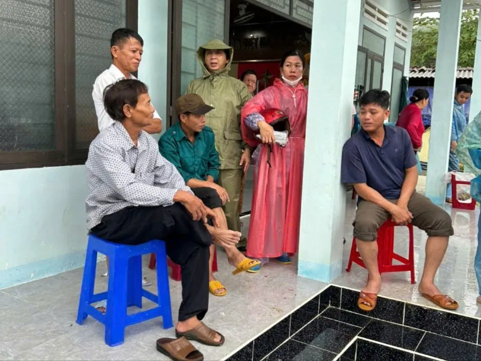 بعدازظهر دوم نوامبر، مردم به خانه فرهنگی روستای فوک تو نقل مکان کردند. 6943323c076b8b35d27a.jpg