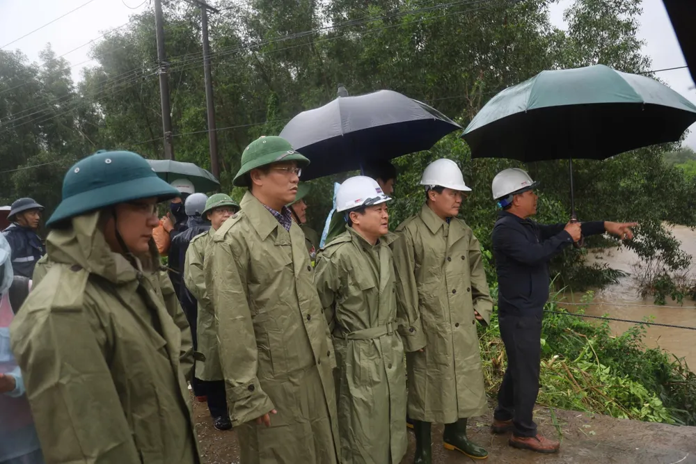 Phó Chủ tịch UBND tỉnh Quảng Ngãi Đỗ Tâm Hiển trực tiếp chỉ đạo công tác khắc phục 71635e900ac68698dfd7 (1).jpg