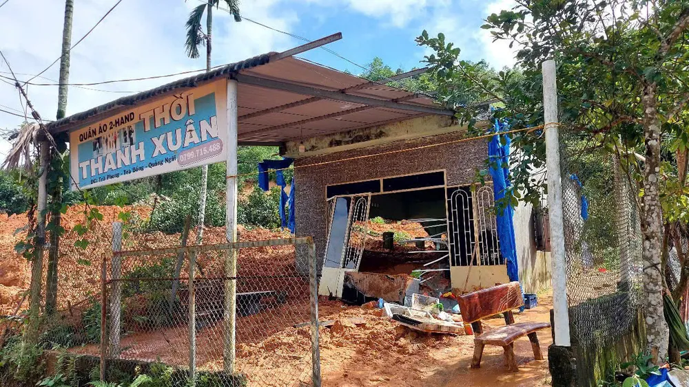 Nhà 1 hộ dân bị sập do sạt lở. Ảnh: UBND XÃ TÂY TRÀ nhà dân