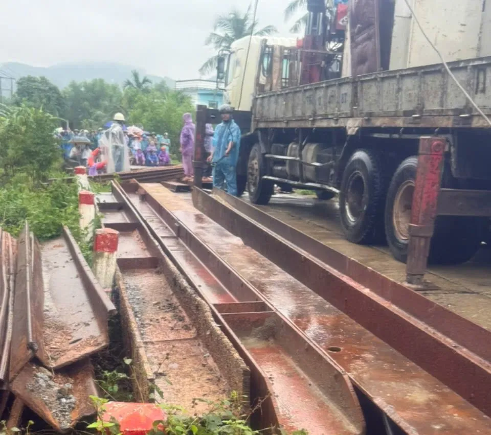 Vật liệu được tập kết để làm cầu tạm 8da00d8401d28d8cd4c3.jpg