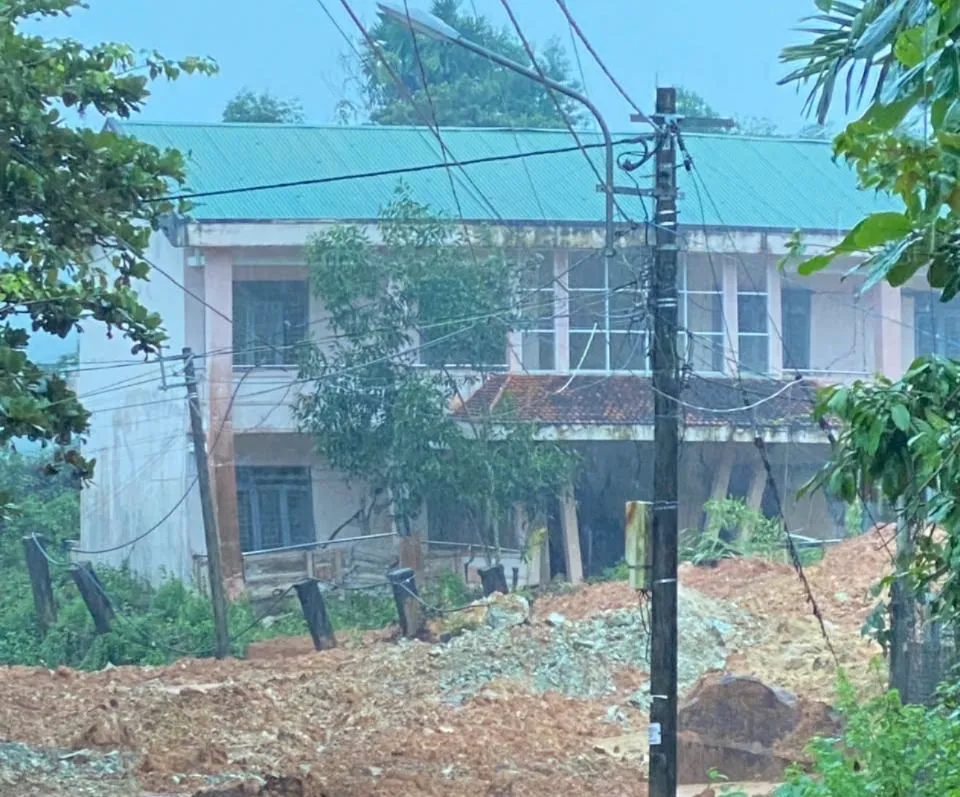 Đất đá làm nhà làm việc hư hỏng nặng. Ảnh: UBND XÃ TÂY TRÀ sạt lo