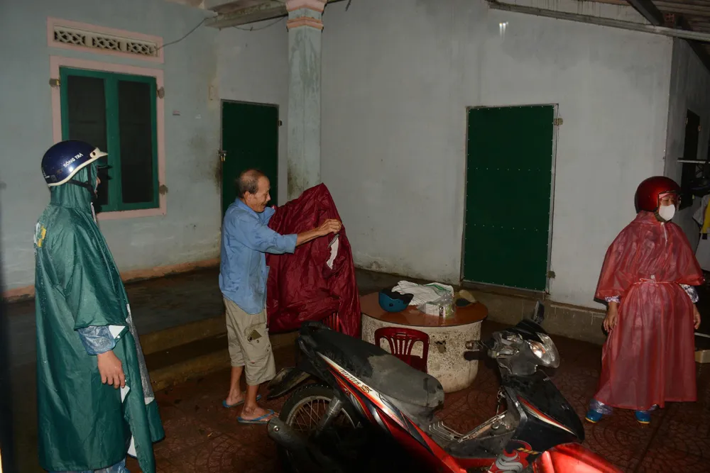 بعدازظهر دوم نوامبر، بسیاری از مردم بارانی آوردند و وسایل ضروری را برای نقل مکان به مکانی امن آماده کردند. di dời (11).jpg