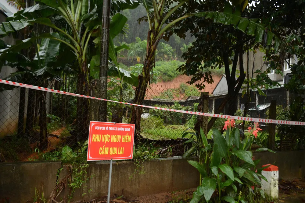 مناطق مسکونی در امتداد کوه هون دو دارای علائم هشدار دهنده هستند. di dời (4).jpg