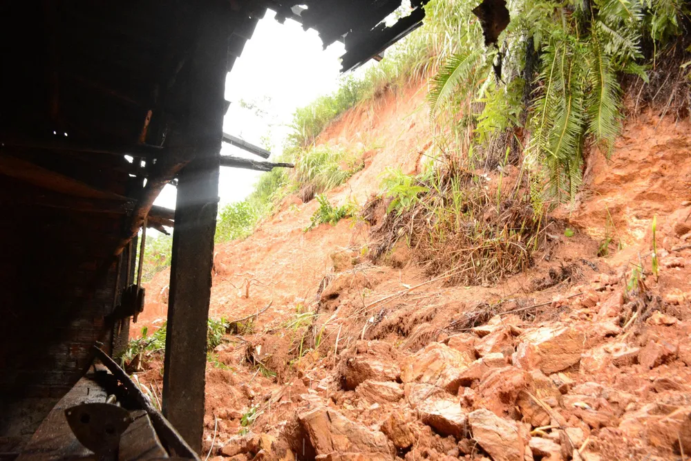 رانش زمین در کوه Hon Do، کمون Truong Giang، استان Quang Ngai. عکس: THANH BINH sạt lở (1).jpg