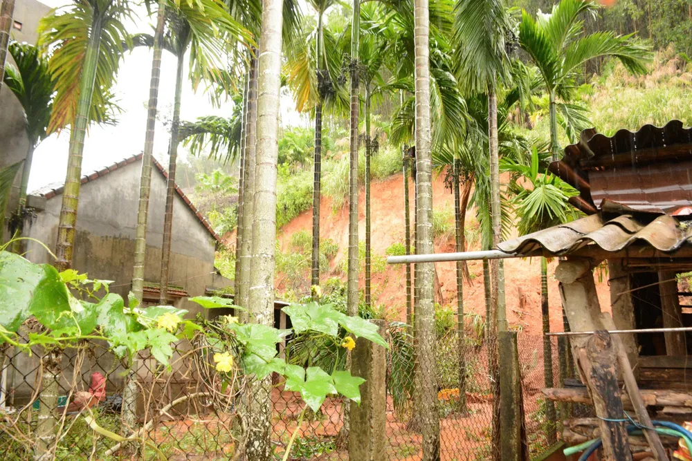 خانههای مردمی که در دامنه کوه هون دو زندگی میکنند. عکس: تان بین sạt lở (2).jpg