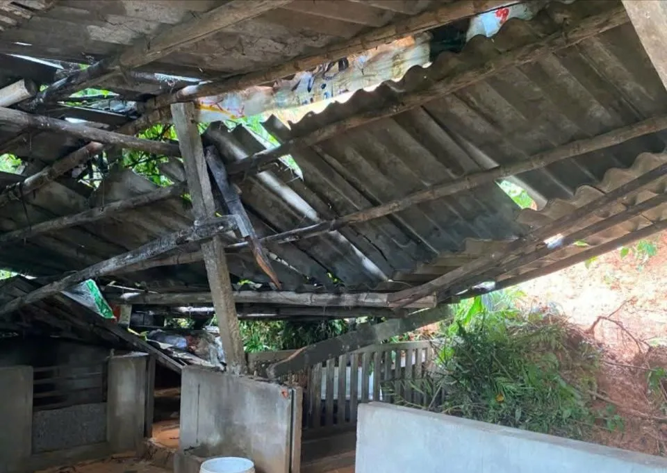 سقف پس از رانش زمین فرو ریخت. عکس: THANH BINH sạt lở (5).jpg