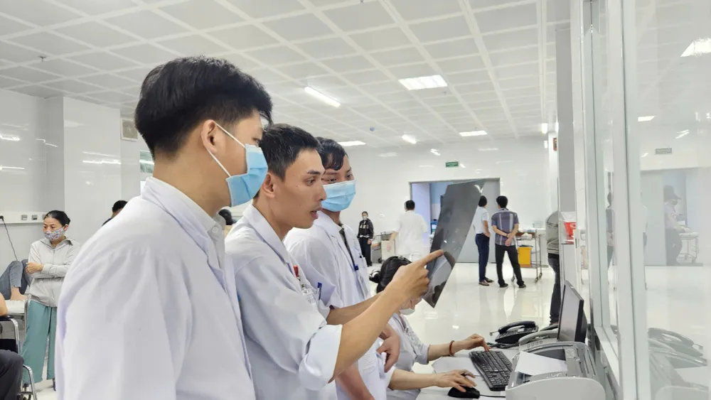 Quảng Ngãi: Nhiều người dân bị thương khi chằng chống mái nhà ứng phó bão số 13