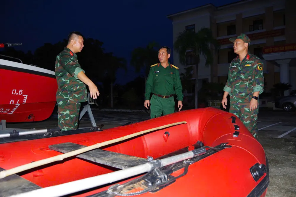 Fordon redo att åka till översvämmade områden quân sự (8).jpg