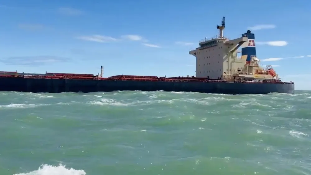 កប៉ាល់ STAR BUENO ត្រូវបានបោះយុថ្កាដោយសុវត្ថិភាពនៅក្នុងដែនទឹក Dung Quat Hút toàn bộ 2.200 m³ dầu DO và FO và di chuyển tàu STAR BUENO an toàn ra khỏi vùng biển Quảng Ngãi