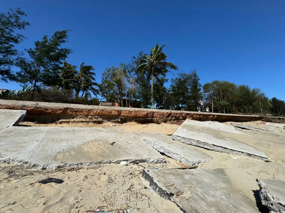 พื้นที่ดินถล่มทำให้ประชาชนเดินทางได้ลำบาก long phung (1).jpg