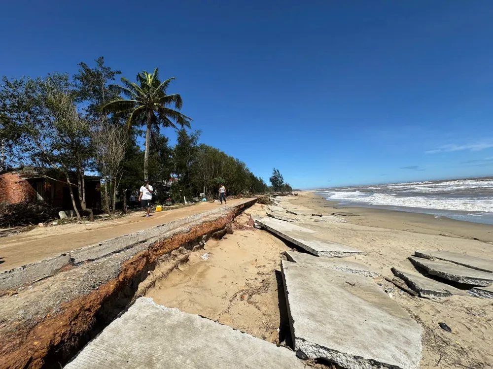 เศษคอนกรีตถูกคลื่นซัดแตกกระจาย long phung (4).jpg