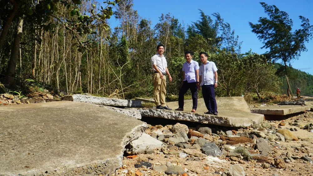 ถนนเลียบชายฝั่งในตำบลวันเติงถูกคลื่นซัดขาด vạn tường (1).jpg