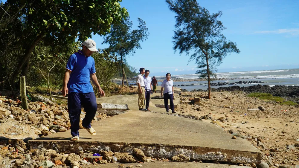 เจ้าหน้าที่เข้าตรวจสอบที่เกิดเหตุทันทีหลังพายุลูกที่ 13 เกิดขึ้น vạn tường (2).jpg