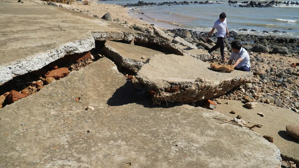 คลื่นซัดทำลายเศษคอนกรีตขนาดใหญ่ vạn tường (5).jpg