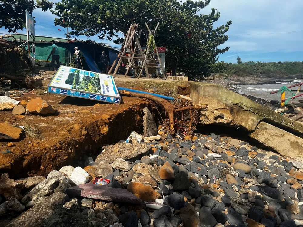 คลื่นซัดกำแพงกันคลื่นจนเกิดเป็นกรามกบ ภาพโดย: NGUYEN TRANG vạn tường nguyễn trang (10).jpg