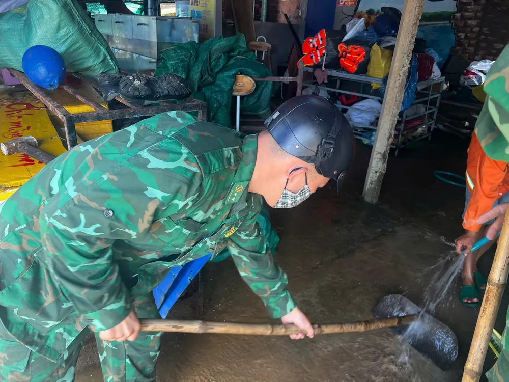 สถานีตำรวจชายแดนบิ่ญไห่ระดมกำลังสนับสนุนประชาชน ภาพ: เหงียน ตรัง vạn tường nguyễn trang (3).jpg