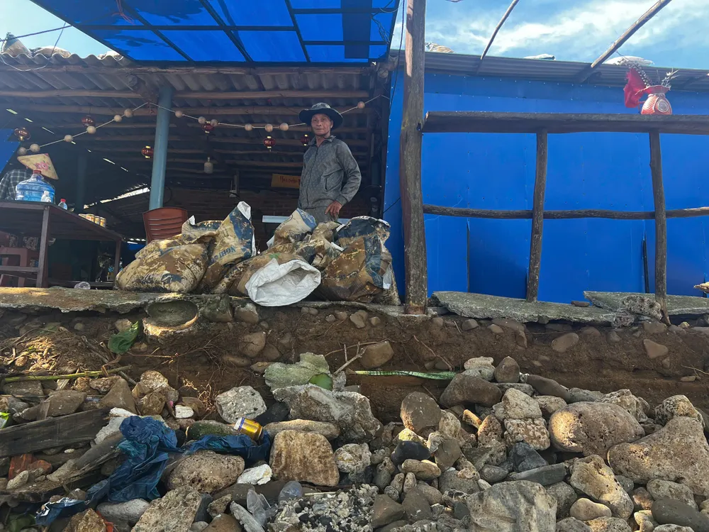 ผู้คนกำลังเร่งมือเพื่อกลับมาดำเนินธุรกิจในเร็วๆ นี้ ภาพ: NGUYEN TRANG vạn tường nguyễn trang (5).jpg