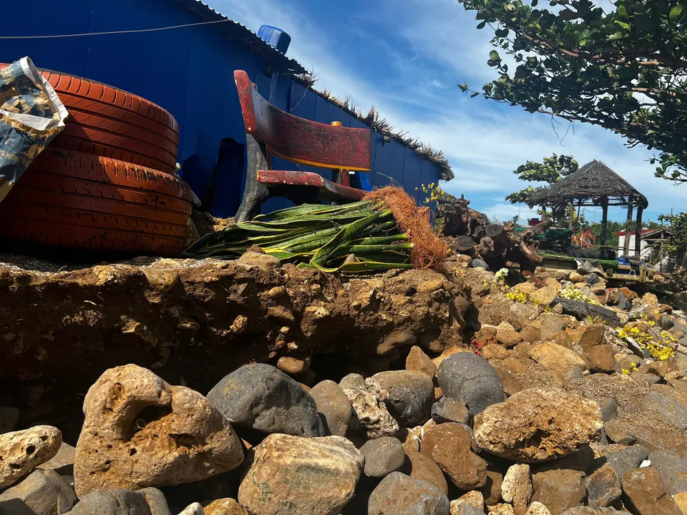 ถนนคอนกรีตเลียบร้านค้าแตกร้าวเพราะคลื่น ภาพ: NGUYEN TRANG vạn tường nguyễn trang (9).jpg