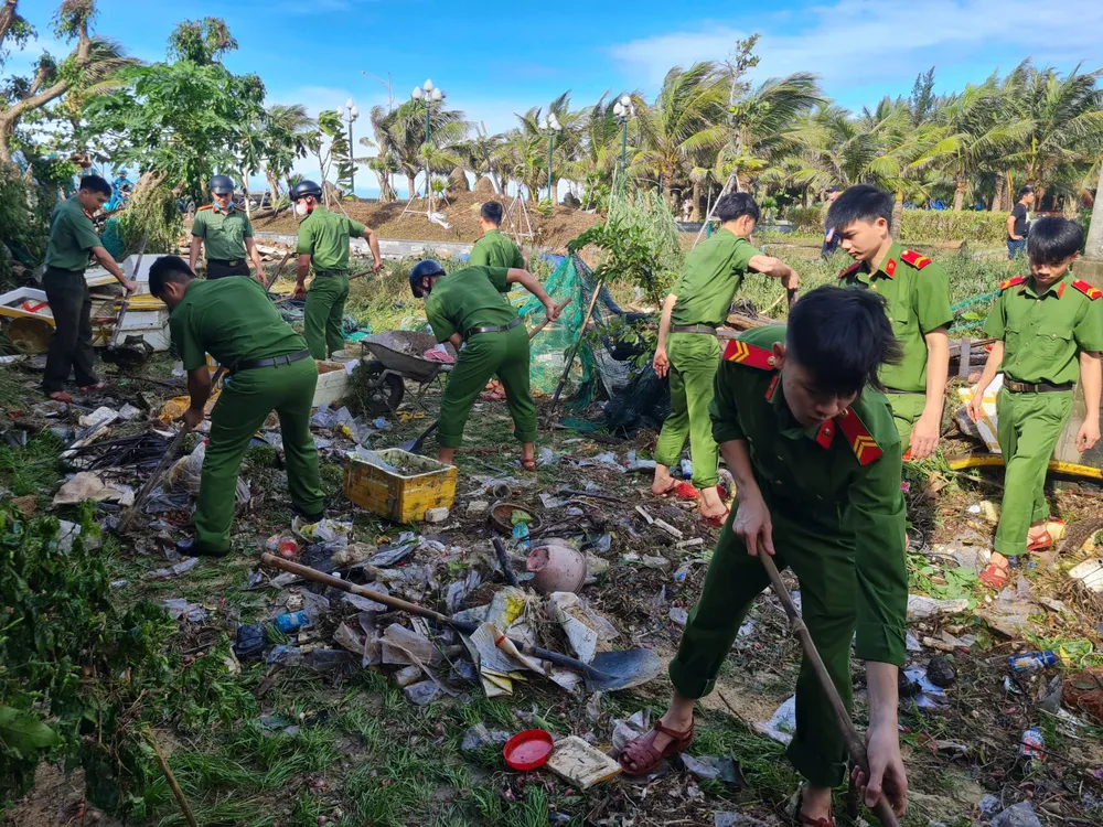 Polisen i Ly Sons specialzon städar upp miljön ra quân (31).jpg