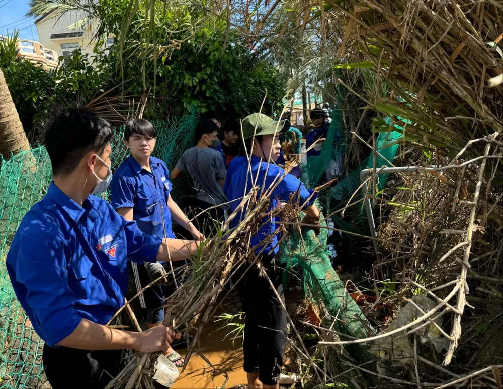 Ungdomar i Ly Sons specialzon fortsätter att städa upp miljön ra quân (32).jpg