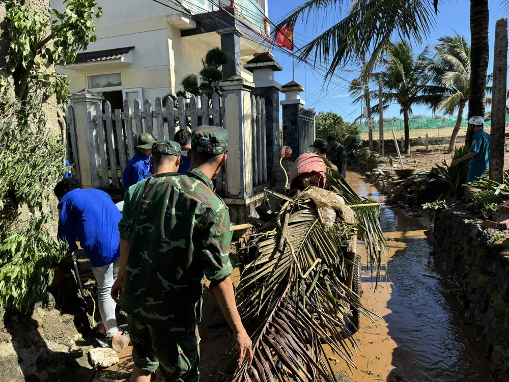 Quang Ngai: Återuppförande av träd, snabb övervinnande av miljöföroreningar efter stormen foto 9 ra quân (33).jpg