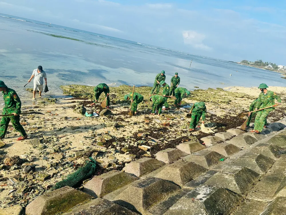 Städning av stranden i Ly Sons särskilda ekonomiska zon ra quân (36).jpg