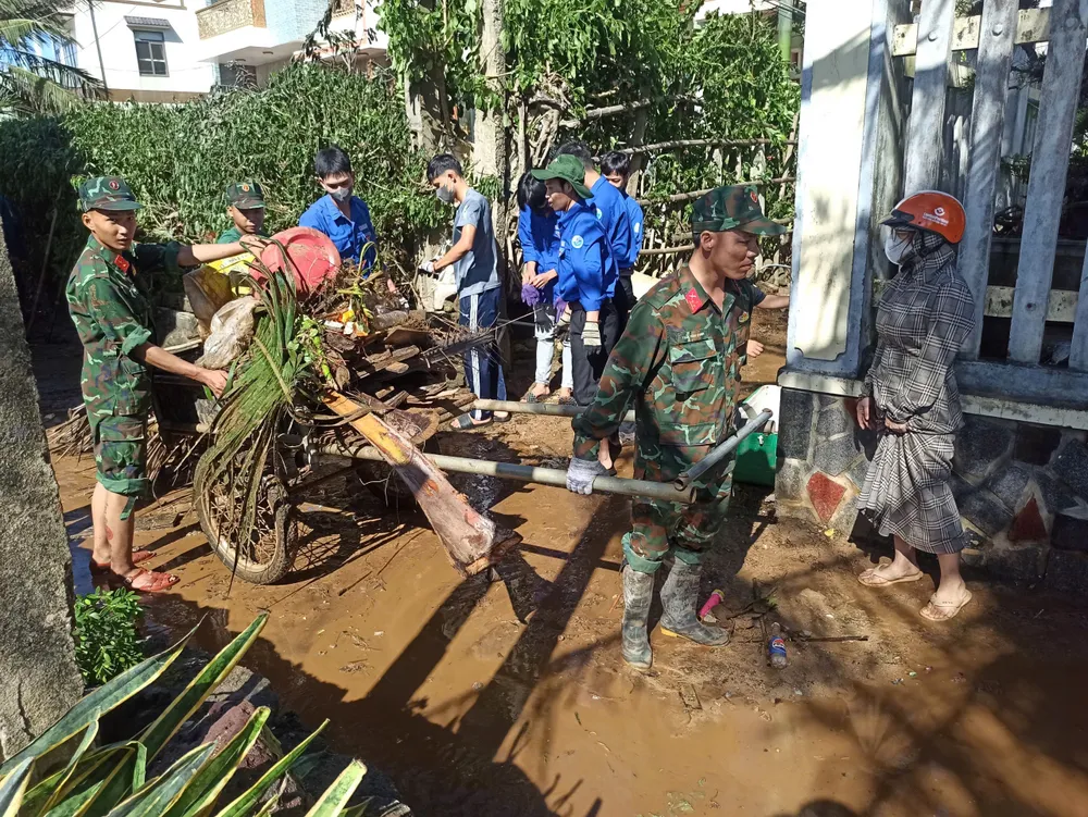 Städa upp mängden skräp och lera som spolats upp i bostadsområden ra quân (38).jpg