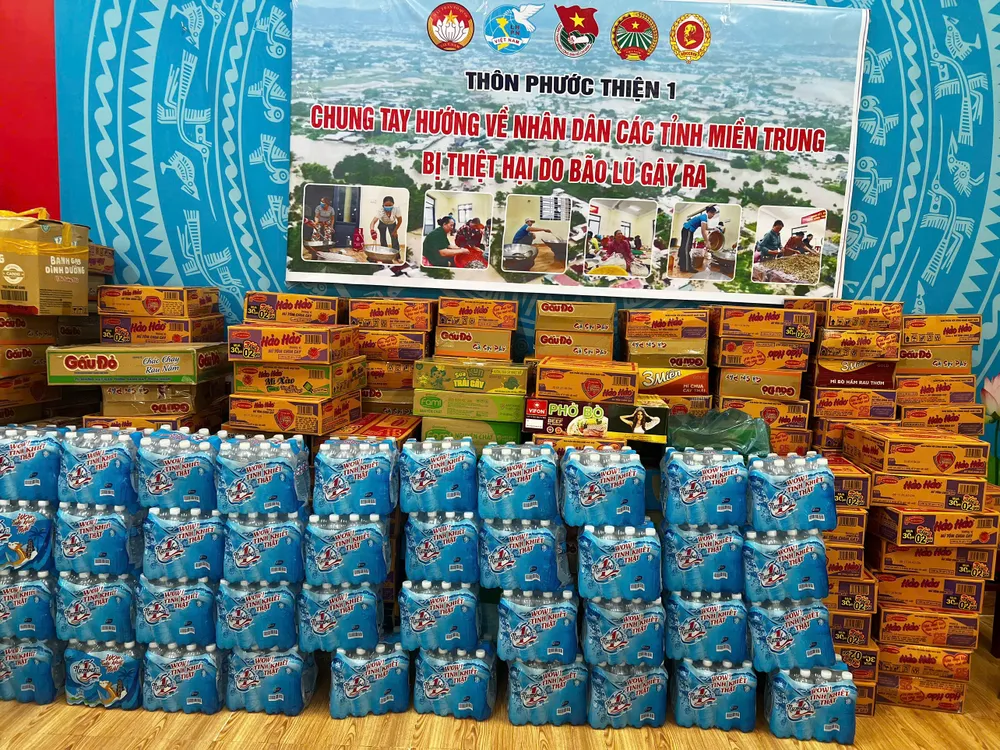 Rất nhiều nhu yếu phẩm khác được người dân quyên góp. Ảnh: NGUYỄN TRANG