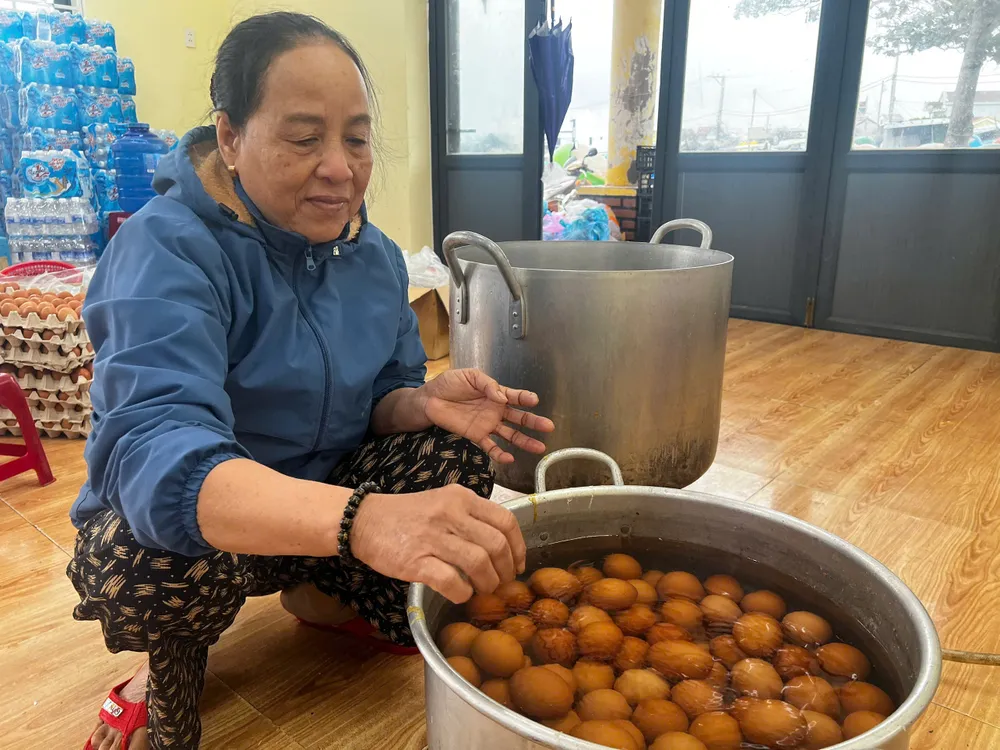 Trứng được luộc chín và sẽ được vận chuyển ngay trong ngày. Ảnh: NGUYỄN TRANG