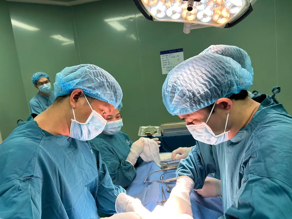 Pembedahan untuk mengeluarkan bendasing dari perut pesakit berumur 6 tahun bệnh việ