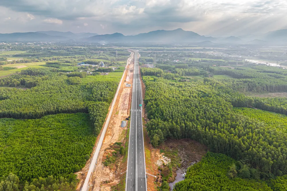 Vue d'ensemble de l'autoroute Quang Ngai - Hoai Nhon après 3 ans de construction. đèo cả (13).jpg