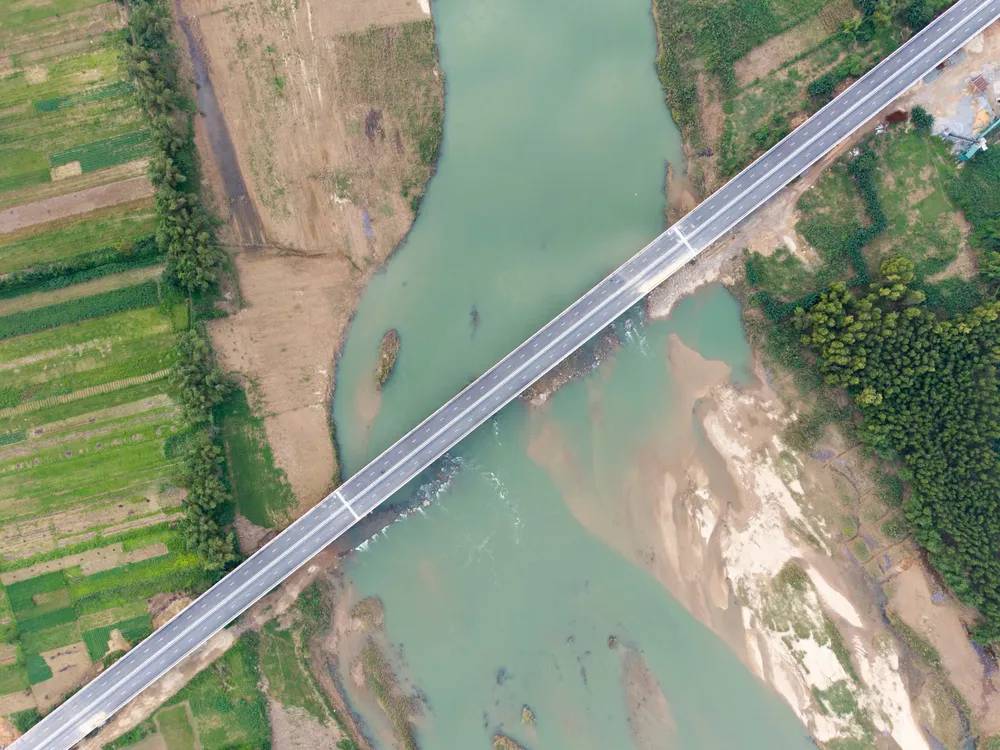Un pont sur l'autoroute Quang Ngai - Hoai Nhon. đèo cả (15).jpg