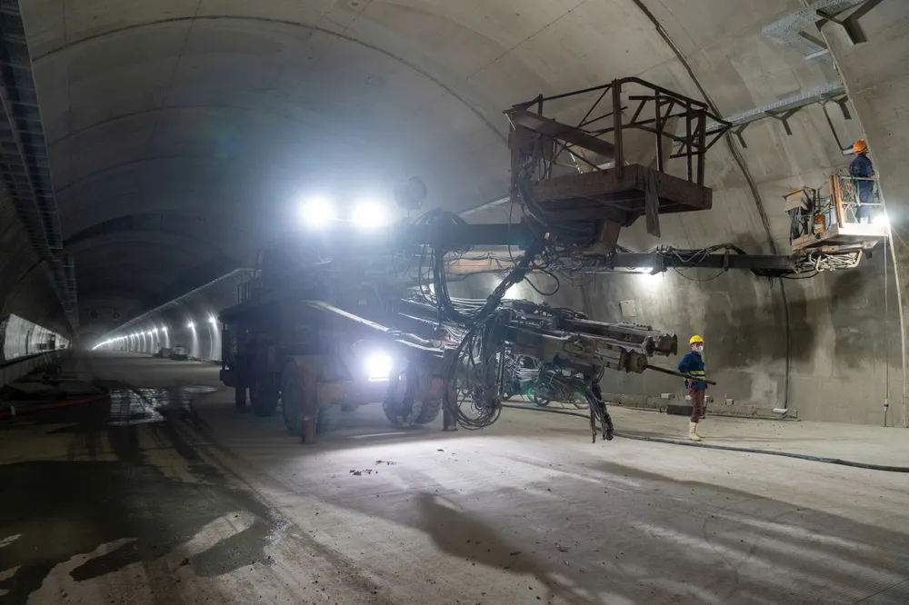 Les équipes poursuivent les travaux pour achever le projet. đèo cả (21).jpg