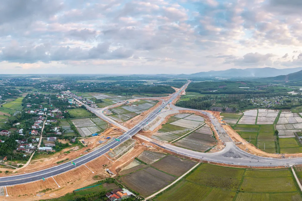 L'autoroute Quang Ngai - Hoai Nhon est en voie d'achèvement. đèo cả (23).jpg